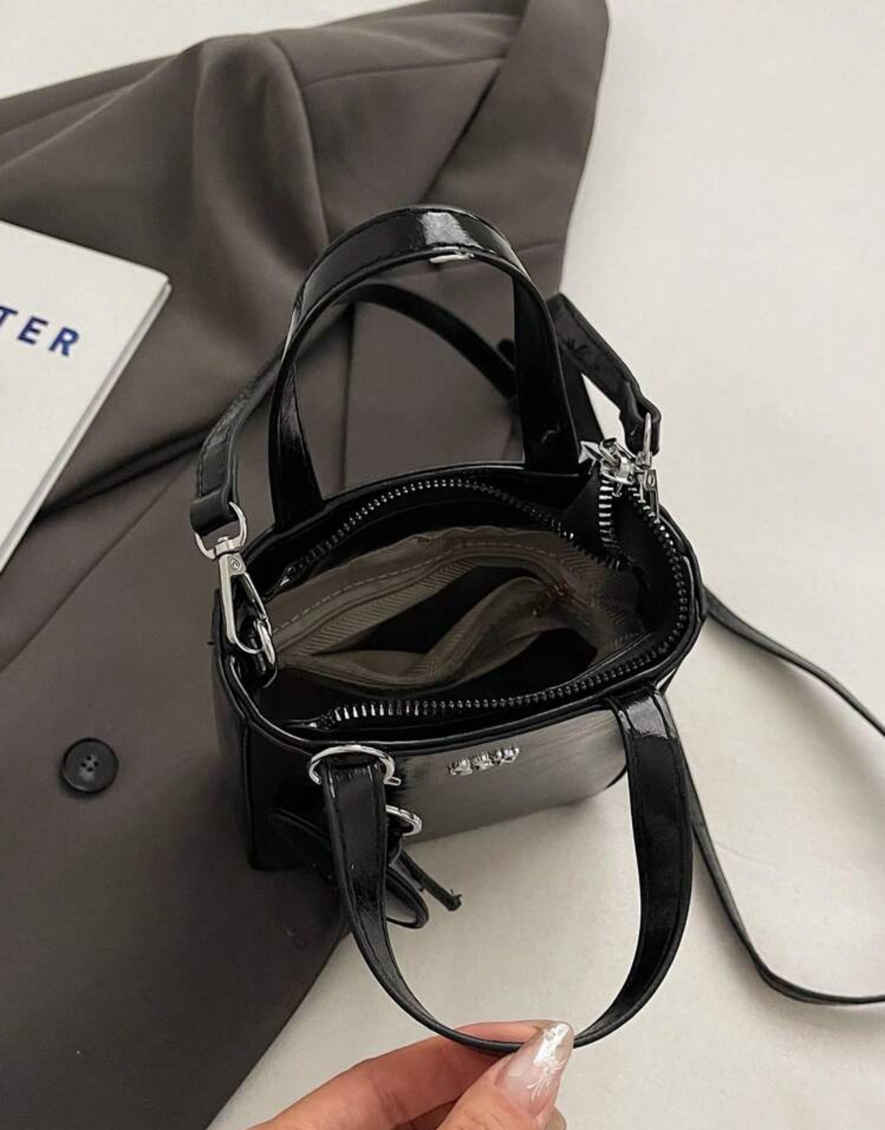 SHEIN Women Solid Color PU HandBag With Zipper Closure