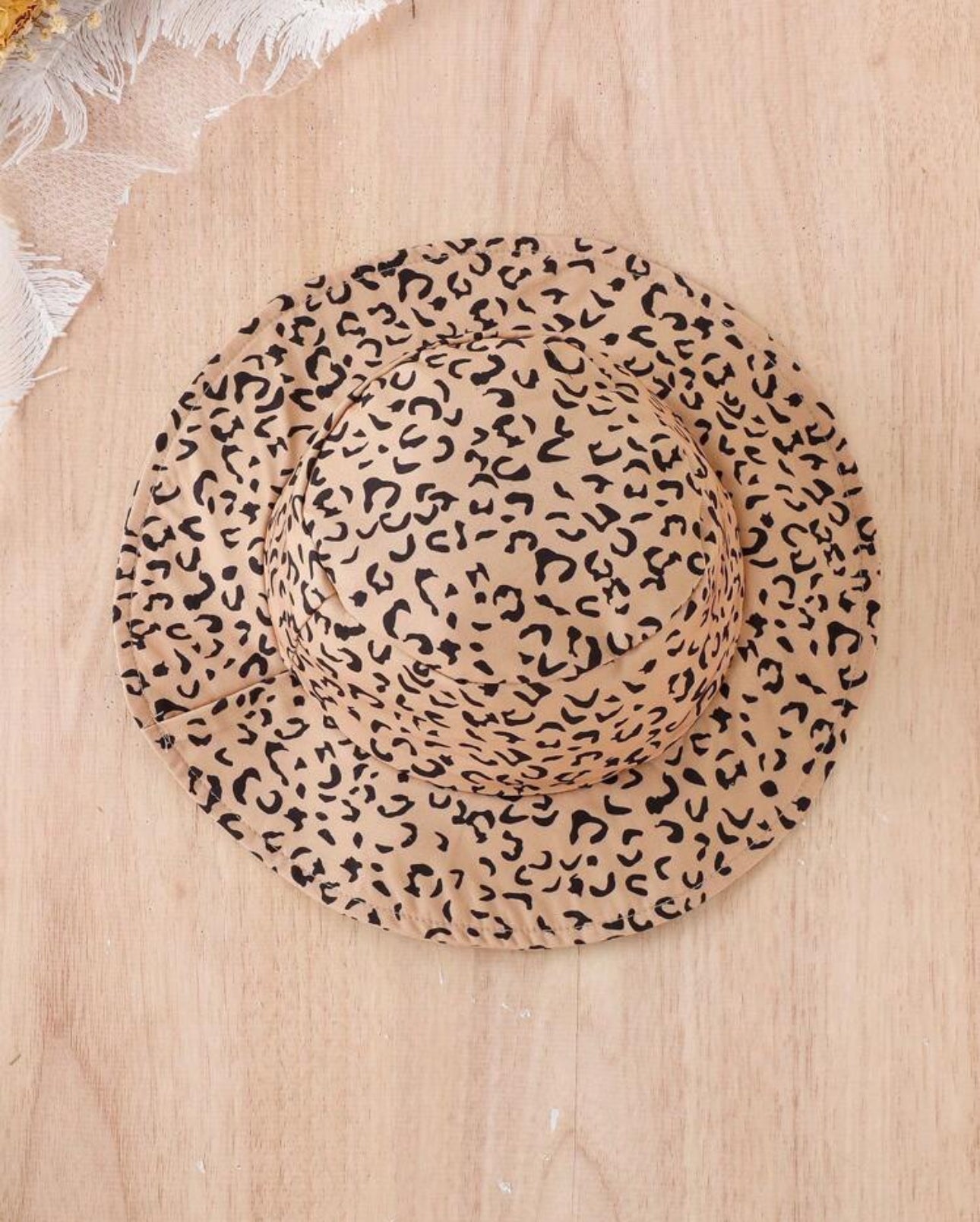 SHEIN Baby Girls Cold Shoulder Tee And Leopard Print Pleated Skirt(2pc + Hat)